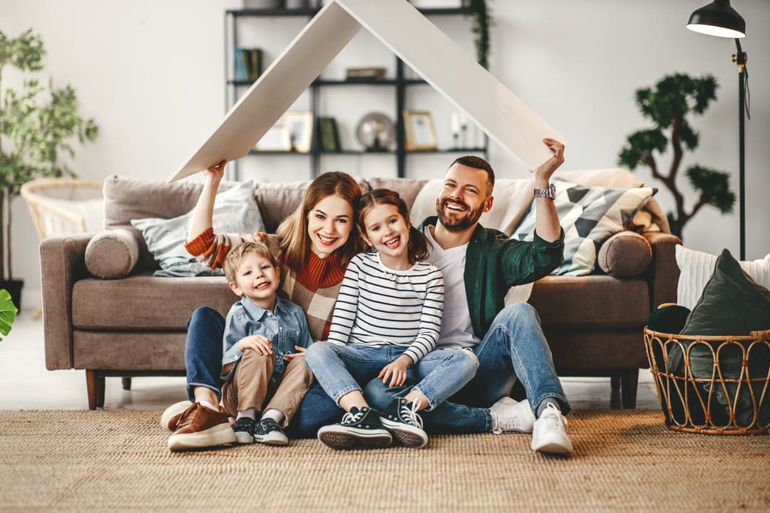 Familie unter einem Hausdach